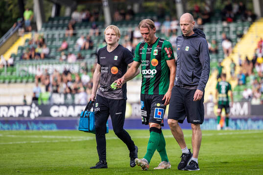 Varbergs Hampus Zackrisson lämnar plan skadad