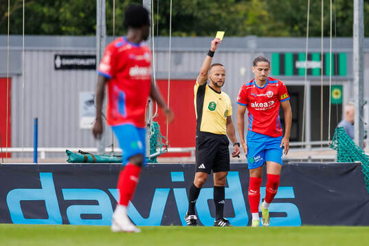 Helsingborgs Ervin Gigovic får gult kort