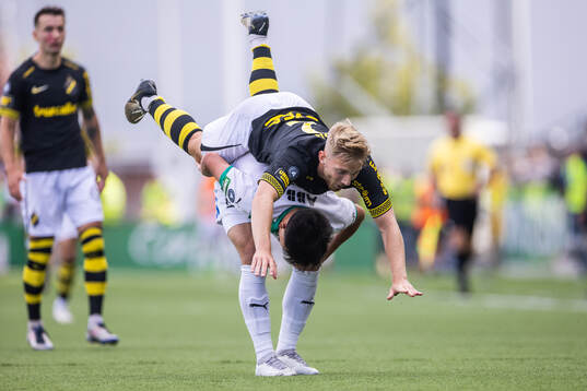 AIKs Eskil Edh och Västerås Alexander Thongla-Iad Warneryd