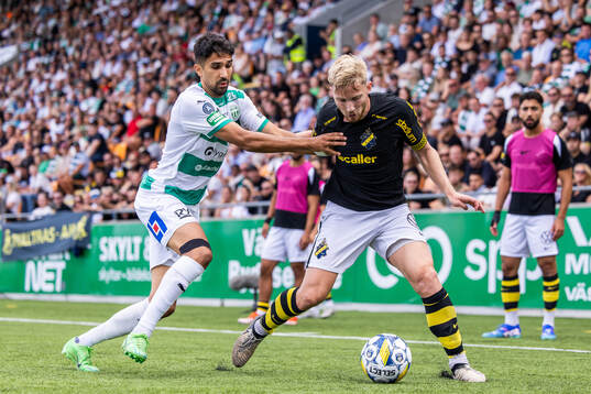 Västerås Elyas Bouzaiene och AIKs Eskil Edh