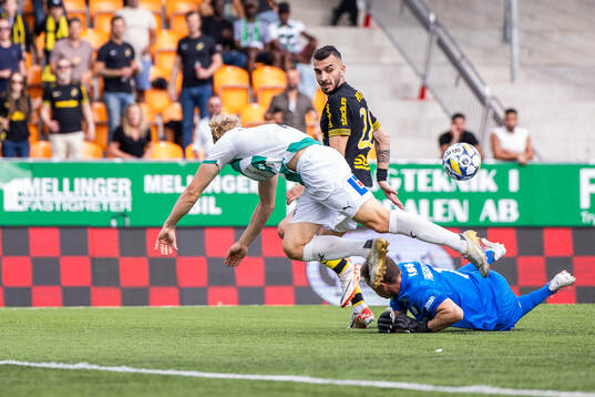 AIKs Ioannis Pittas med målchans mot Västerås målvakt
