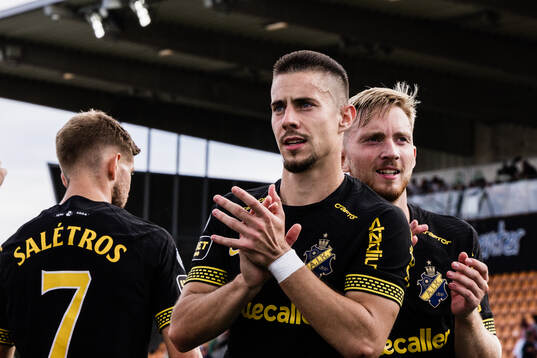 AIKs Dino Besirovic och Eskil Edh applåderar publiken