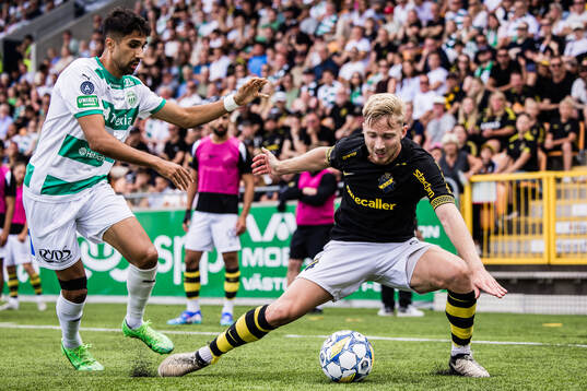 Västerås Elyas Bouzaiene och AIKs Eskil Edh