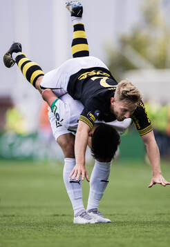 AIKs Eskil Edh och Västerås Alexander Thongla-Iad Warneryd