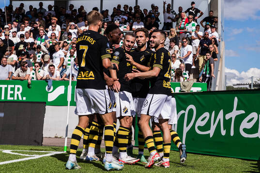 AIKs Dino Besirovic jublar med Anton Salétros, Mouhamed