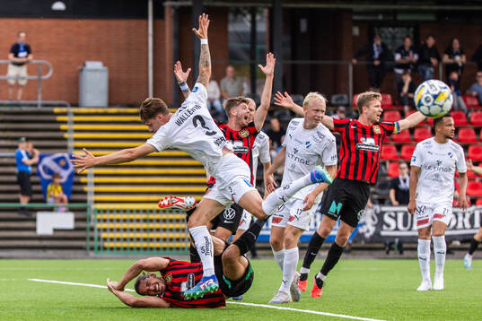 Brommapojkarnas Nikola Vasic och Halmstads Gabriel Wallentin