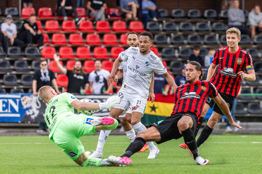 Halmstads målvakt Tim Erlandsson och Brommapojkarnas