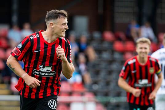 Brommapojkarnas Adam Skanning Jakobsen jublar 2-1
