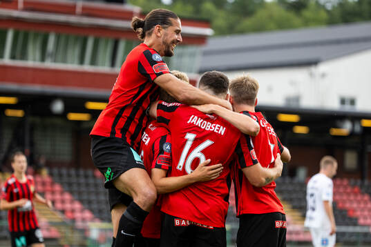 Brommapojkarnas Adam Skanning Jakobsen jublar 2-1 med