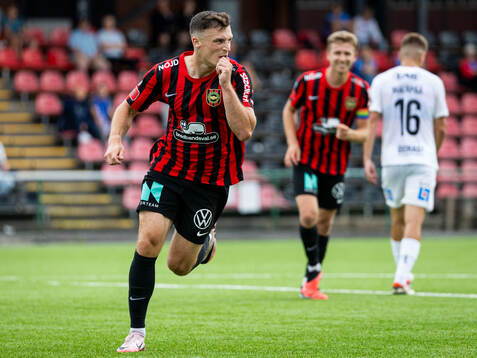 Brommapojkarnas Adam Skanning Jakobsen jublar 2-1
