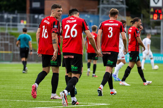 Brommapojkarnas Adam Skanning Jakobsen jublar 2-1 med
