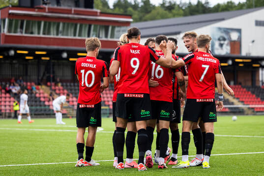 Brommapojkarnas Adam Skanning Jakobsen jublar 2-1 med