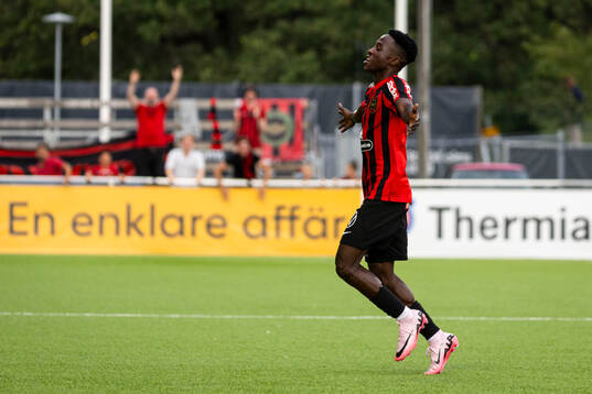 Brommapojkarnas Evans Botchway jublar