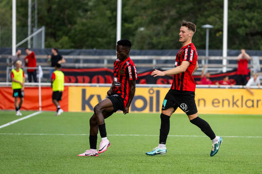 Brommapojkarnas Evans Botchway jublar