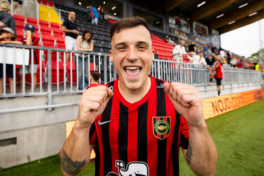 Brommapojkarnas Adam Skanning Jakobsen jublar