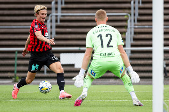 Brommapojkarnas Frederik Christensen och Halmstads målvakt