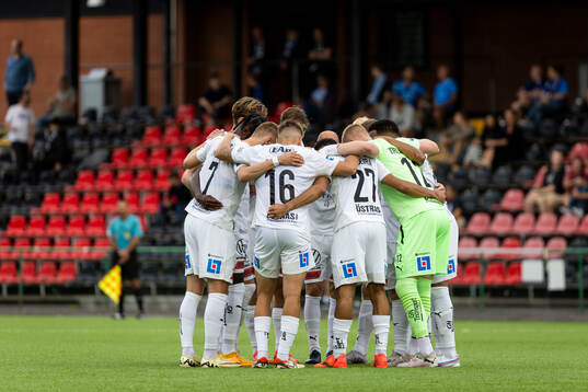Halmstads spelarna i en kram