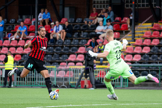 Brommapojkarnas Nikola Vasic och Halmstads målvakt Tim