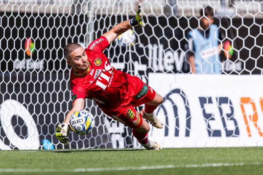 GAIS Mergim Krasniqi räddar en straff från IFK
