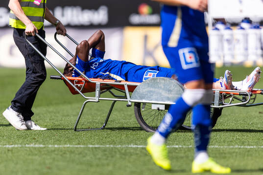 IFK Norrköpings Isak Ssewankambo rullas ut på bår