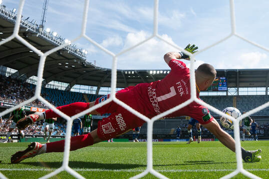 GAIS Mergim Krasniqi räddar en straff slagen av IFK