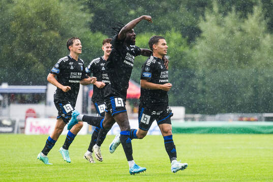Sirius Leo Walta jublar med Patrick Nwadike