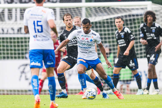 Sirius Daniel Stensson och Värnamos Wenderson Oliveira do