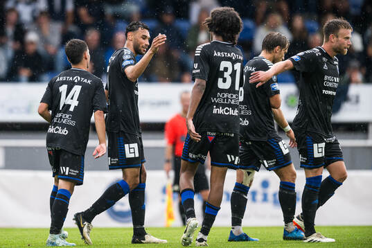 Sirius Joakim Persson jublar med lagkamrater