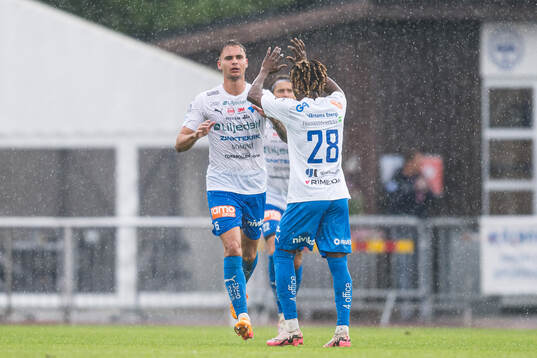 Värnamos Michael Steinwender och Frank Junior Adjei jublar
