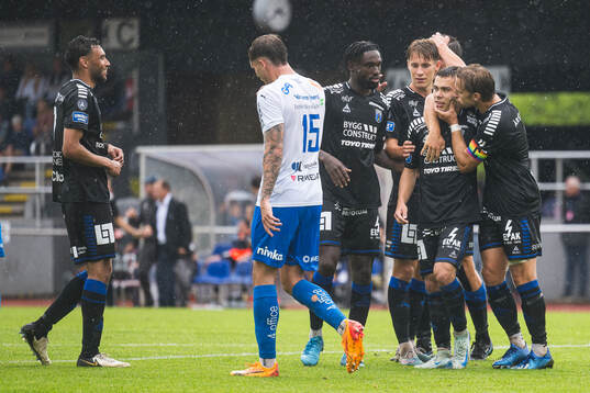 Sirius Leo Walta jublar med lagkamrater