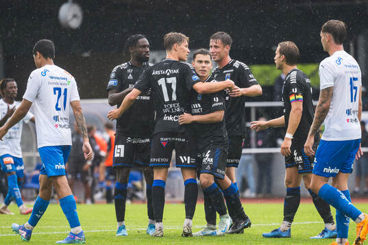 Sirius Leo Walta jublar med lagkamrater