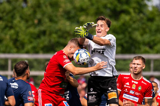 Skövde AIKs Filip Schyberg och Örgrytes målvakt Hampus