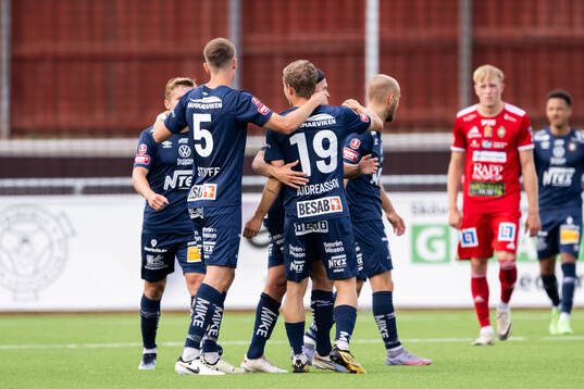 Örgrytes Anton Andreasson jublar med lagkamrater