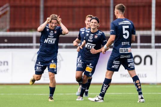 Örgrytes Anton Andreasson jublar med lagkamrater