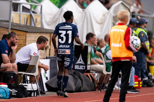 Örgrytes Aydarus Abukar lämnar planen med skada