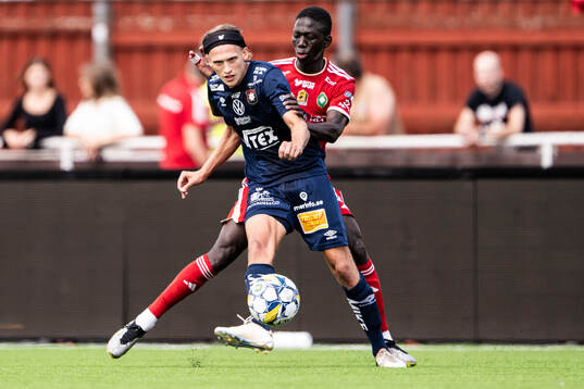 Örgrytes Charlie Vindehall och Skövde AIKs Mamadou