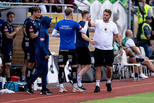 Örgrytes tränare Andreas Holmberg jublar
