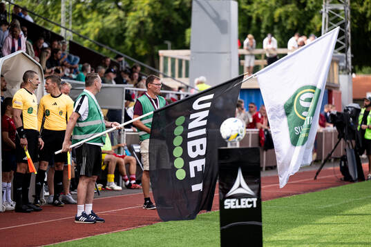 Fanbärare med unibet och superettans fanor