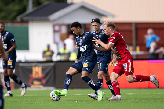 Örgrytes Tobias Sana och Skövde AIKs Samuel Sörman
