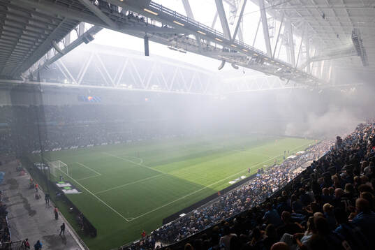 Rök från pyroteknik på Tele2 Arena