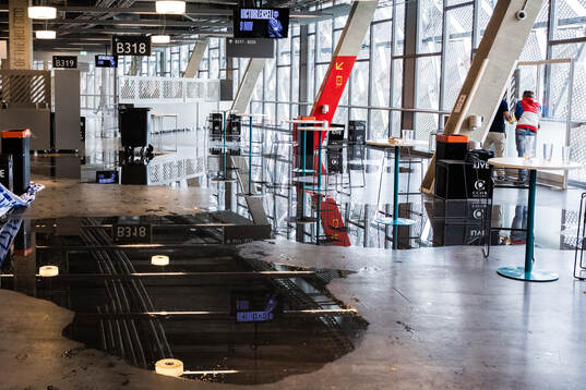 Vatten har läckt in på golvet i en kafeteria på Tele2