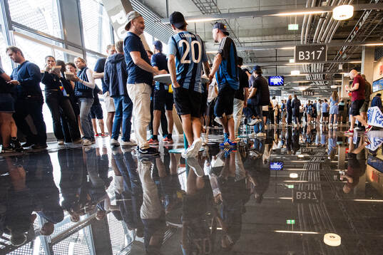 Vatten har läckt in på golvet i en kafeteria på Tele2
