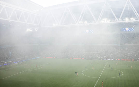 Rök från pyroteknik på Tele2 Arena