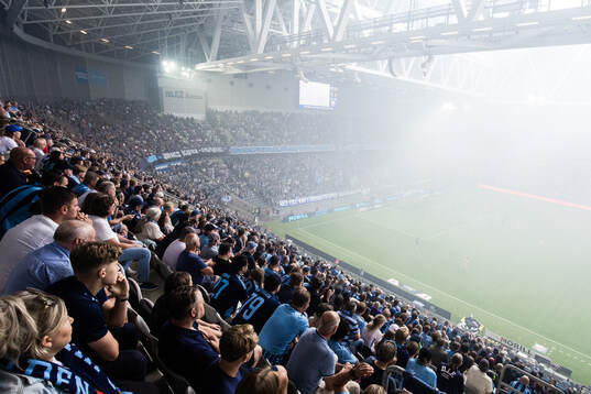 Rök från pyroteknik på Tele2 Arena