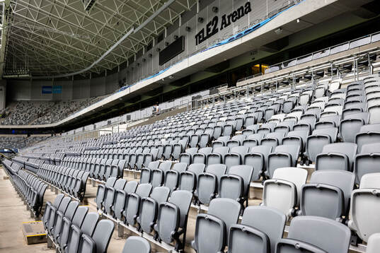 Stolar på läktaren i Tele2 Arena innan fotbollsmatchen i