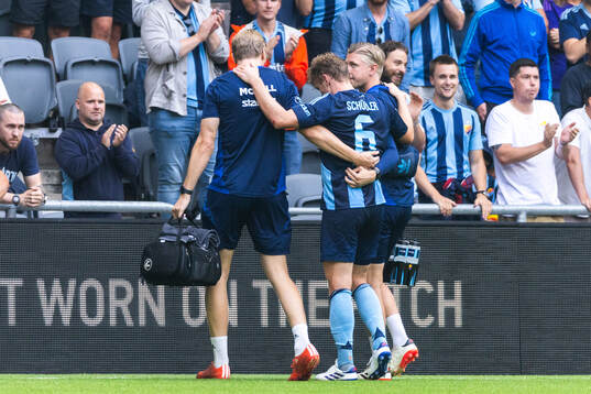 Djurgårdens Rasmus Schuller lämnar planen med skada