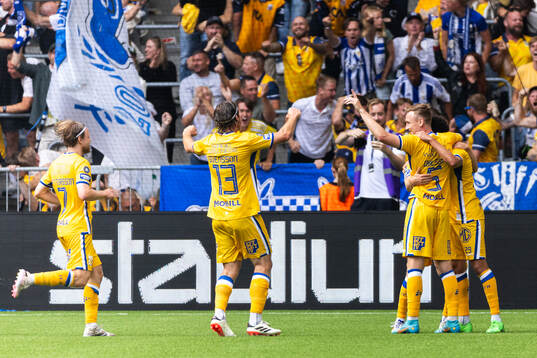 IFK Göteborgs Thomas Santos jublar med lagkamrater