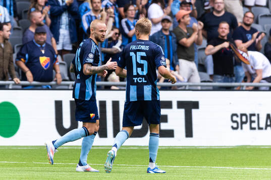 Djurgårdens Adam Ståhl jublar med Oskar Fallenius