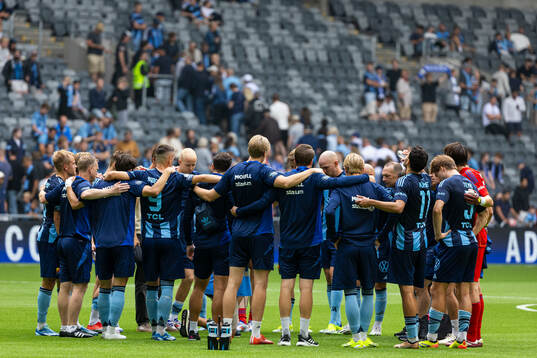 Djurgårdens spelarna i en kram