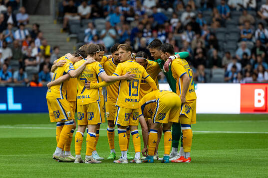 IFK Göteborgs spelarna i en kram